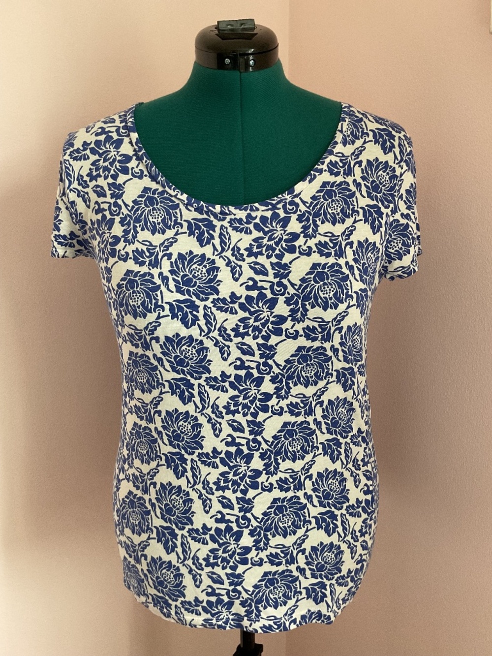 NWOT Ann Taylor Scoopneck Shortsleeve Tee